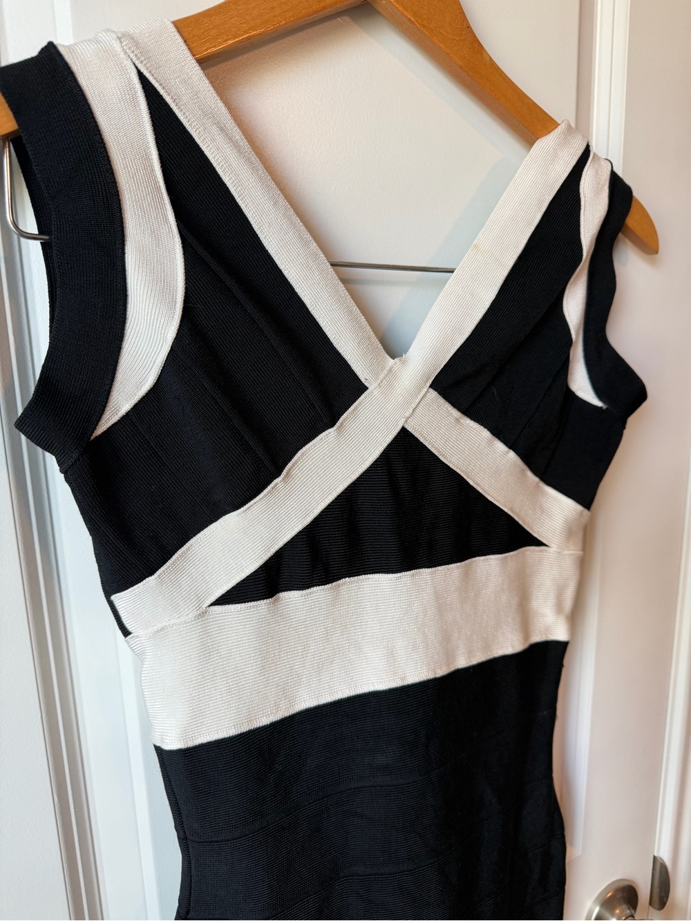 Herve Leger Black and White Sleeveless Bandage Dress - Classic Contrast - Picture 3 of 5